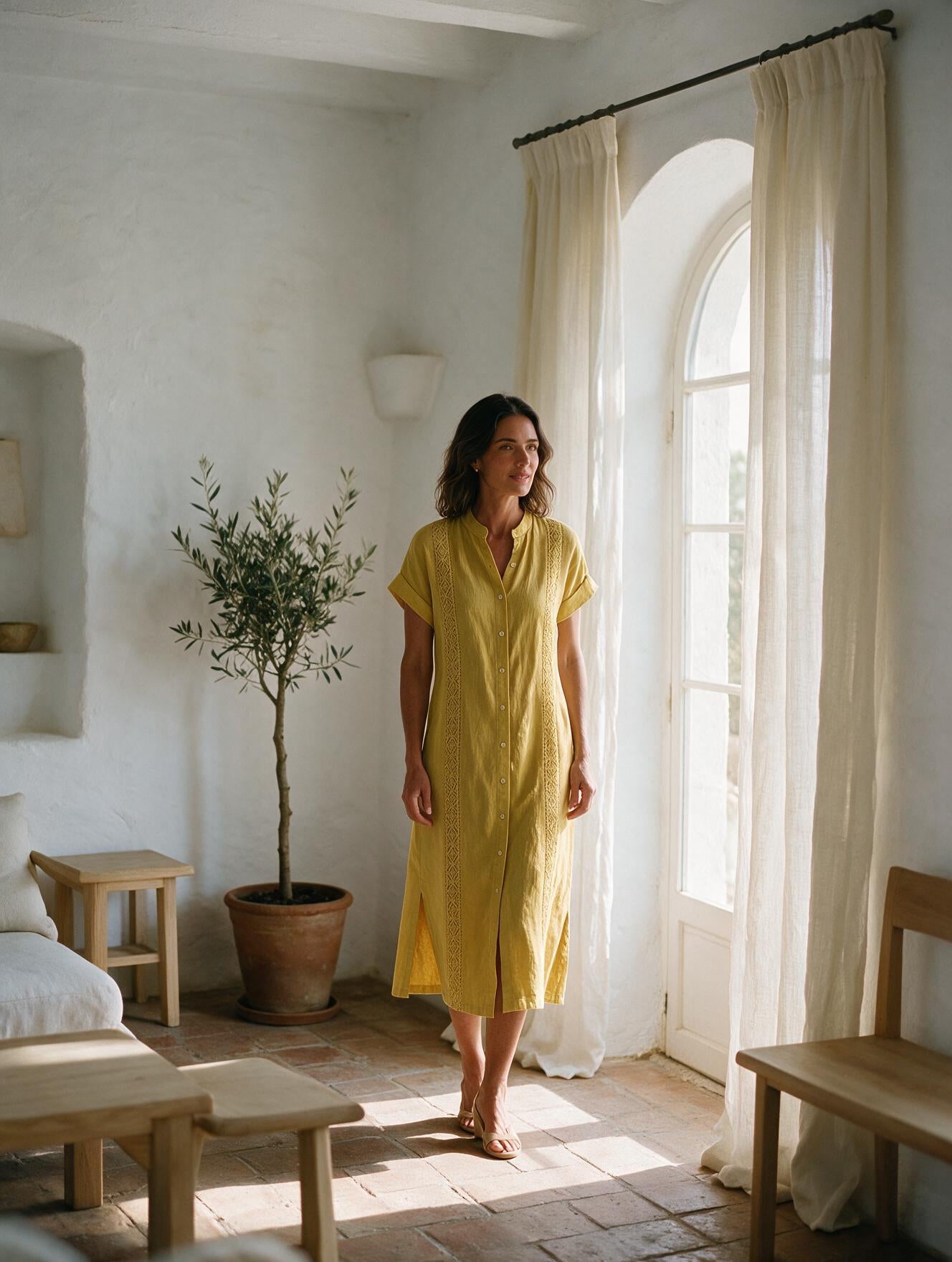 Ángeles · Vestido Midi de Lino con Cuello Mao — Amarillo, modelo vista tres cuartos