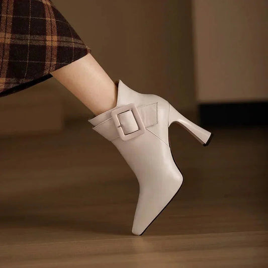 Sofia · Botines de punta con tacón y hebilla
